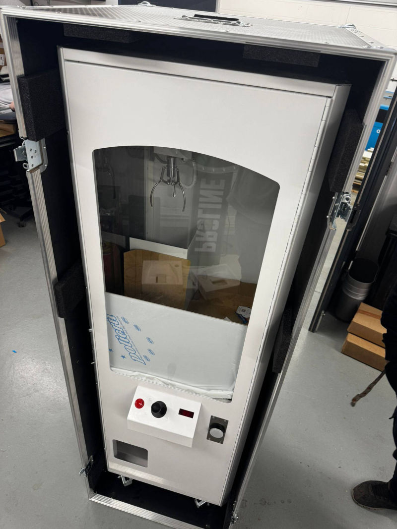 Flight cases for prize crane machines