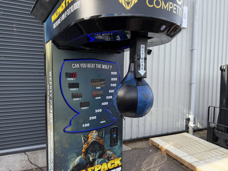 Arcade boxer machine