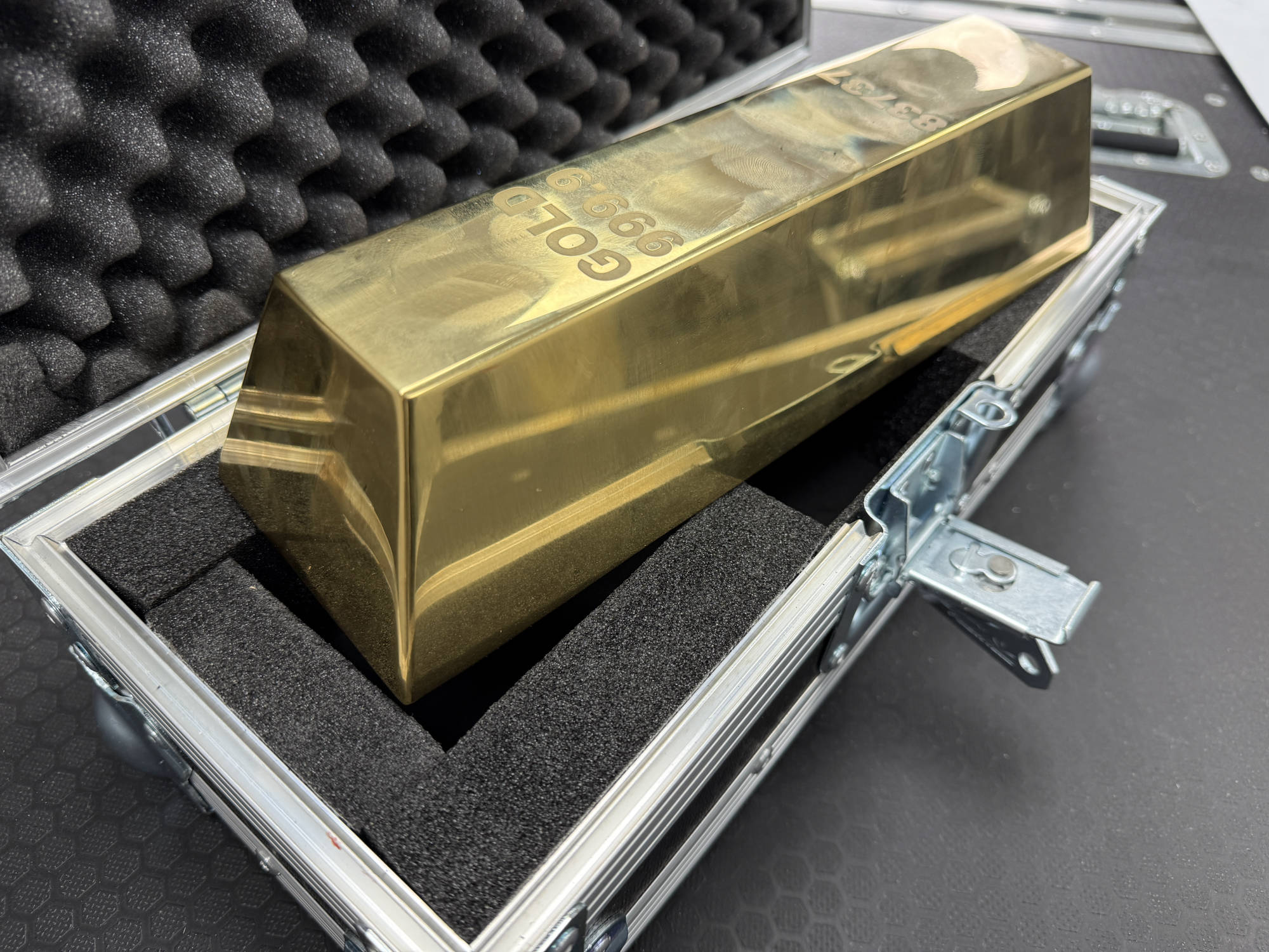 Flight case to store gold bar challenge